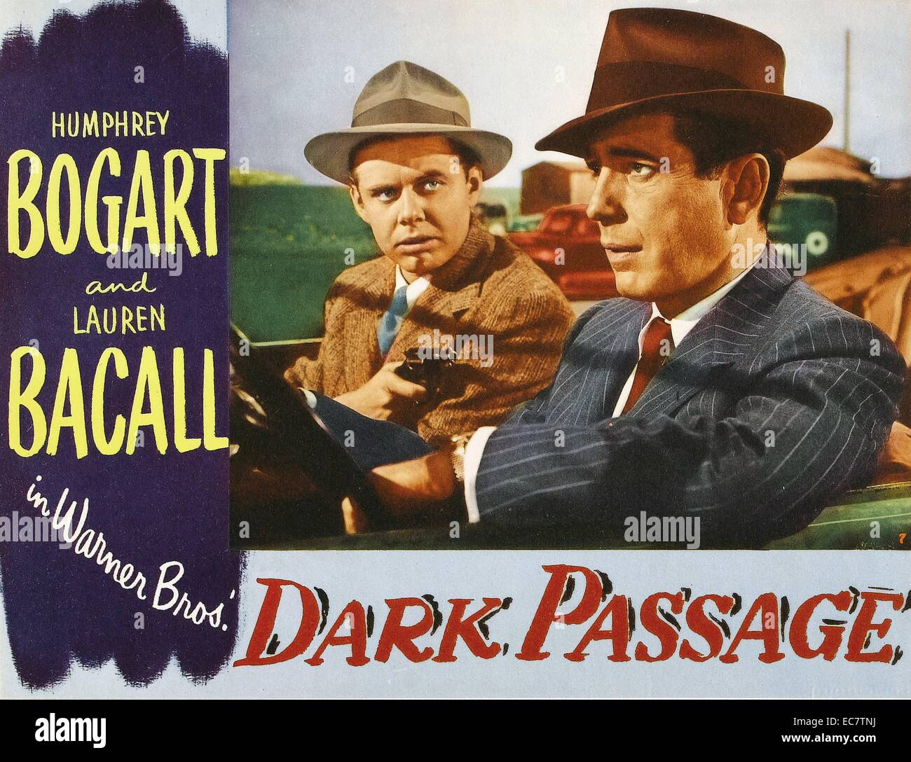 Dark Passage, 1947, est un film noir réalisé par Delmer Daves et avec Humphrey Bogart et Lauren Bacall. Le film est basé sur le roman du même nom de David Goodis. C'était le troisième de quatre films des couple Bacall et Bogart fait ensemble. L'histoire suit le personnage de Bogart (Parry) tente de cacher à la loi et effacer son nom de meurtre. Banque D'Images