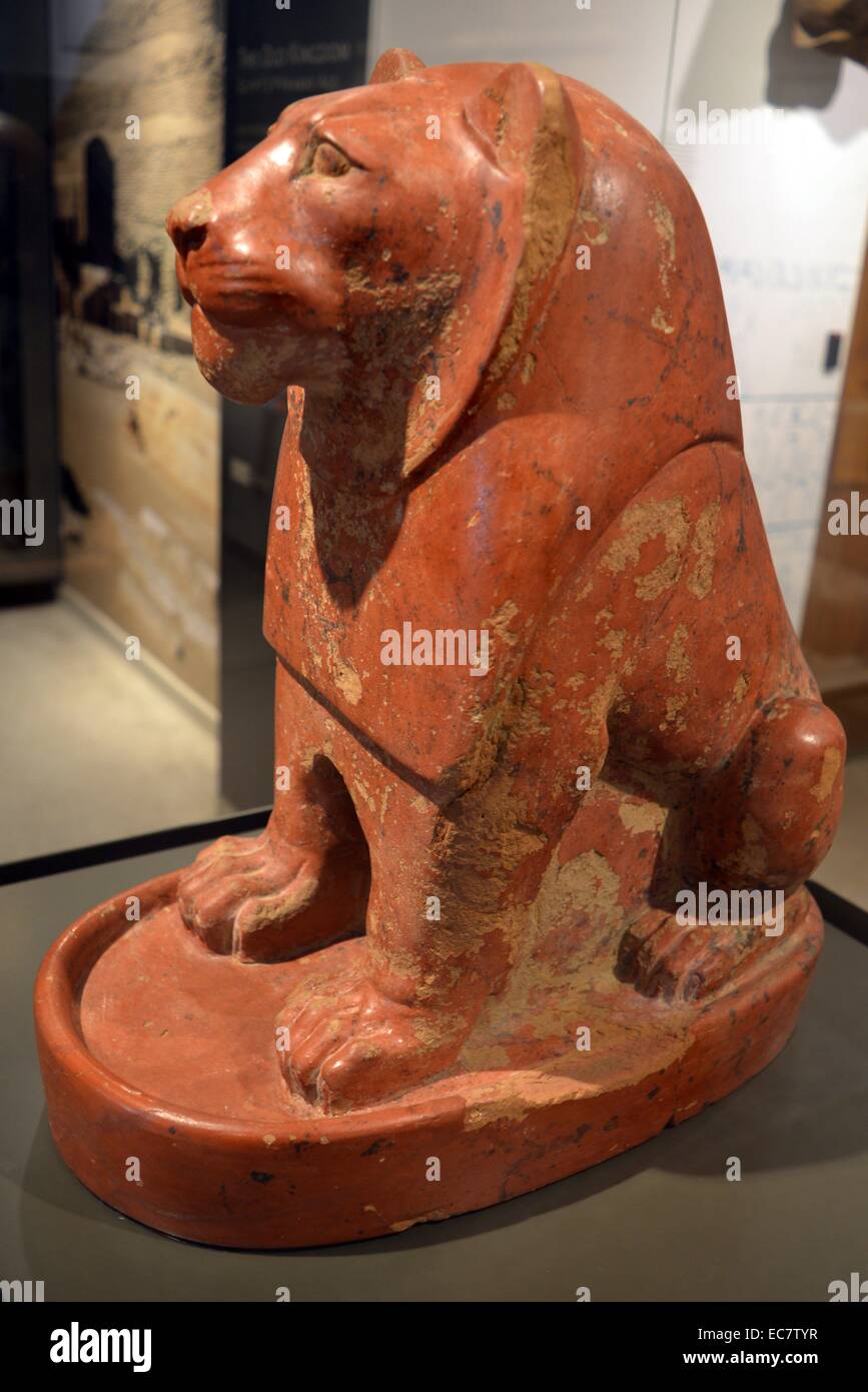 Cette poterie statue représentant un lion assis sur un socle a été trouvée avec un cashe de sculpture royale dans l'enceinte du temple à Hiérakonpolis. Banque D'Images