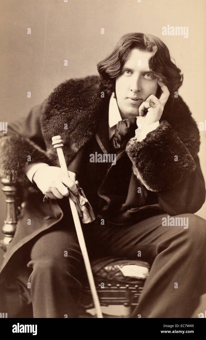 Oscar Wilde est un écrivain et poète irlandais. C'est peut-être le plus célèbre pour son roman, Le portrait de Dorian Gray. Cette photographie a été prise en 1882 par Napoleon Sarony. Banque D'Images