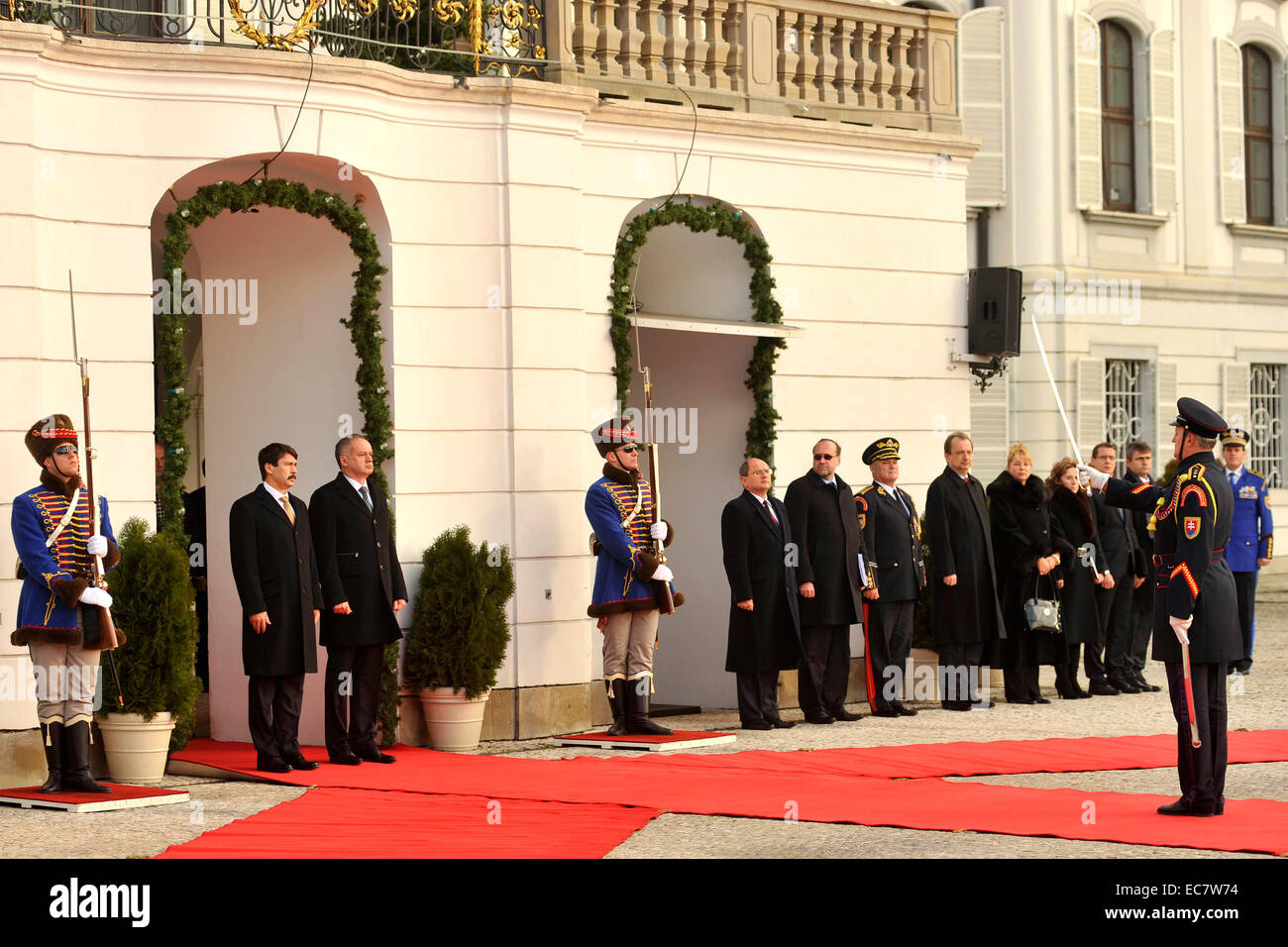 Le Président hongrois Janos Ader (gauche) de visites officielles de la Slovaquie et de rencontre le président slovaque Andrej Kiska (à droite) en face de palais présidentiel à Bratislava, Slovaquie, le 10 décembre 2014. (CTK Photo/Jan Koller) Banque D'Images