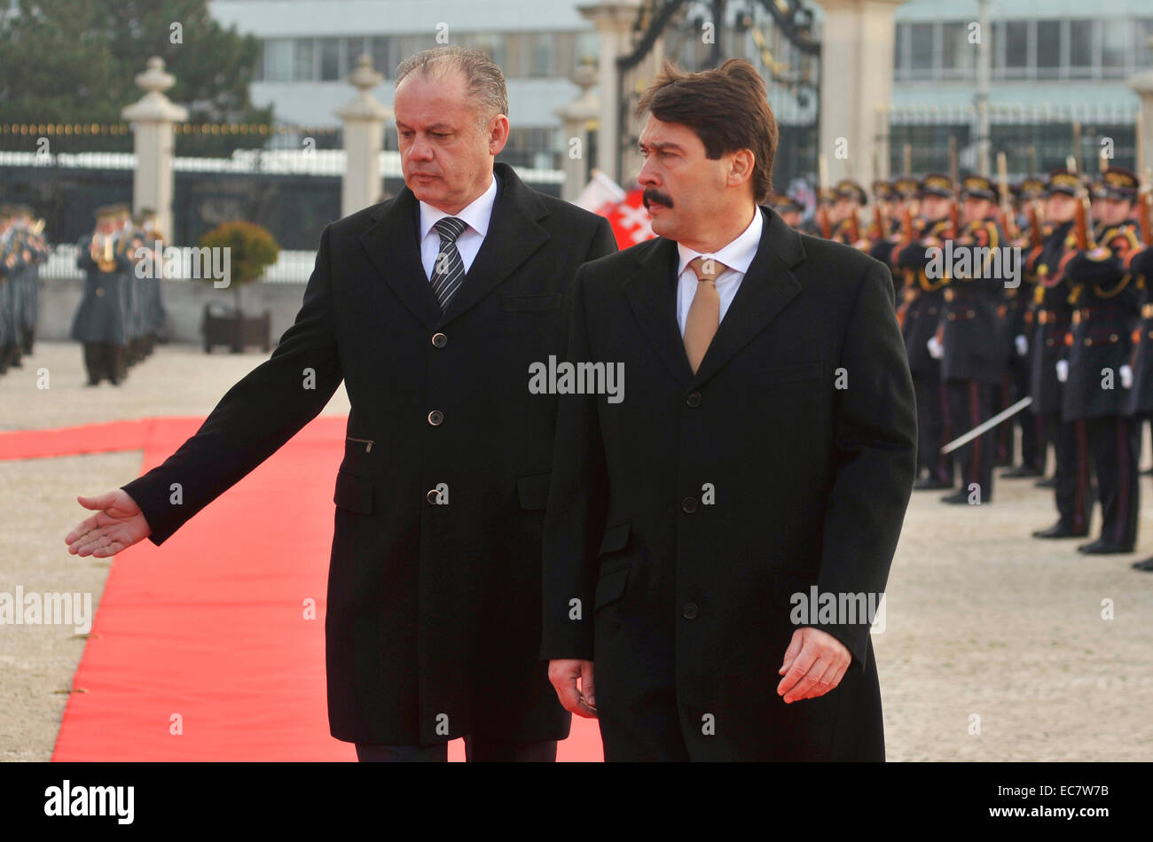 Le Président hongrois Janos Ader (à droite) en visite officielle en Slovaquie et rencontre le président slovaque Andrej Kiska (à gauche) en face de palais présidentiel à Bratislava, Slovaquie, le 10 décembre 2014. (CTK Photo/Jan Koller) Banque D'Images