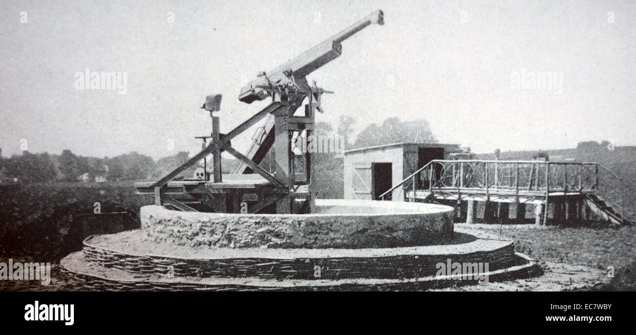 Poste d'observation de la première guerre mondiale à Paris, avec un canon de 75 pouces installé contre les aéronefs ennemis Banque D'Images