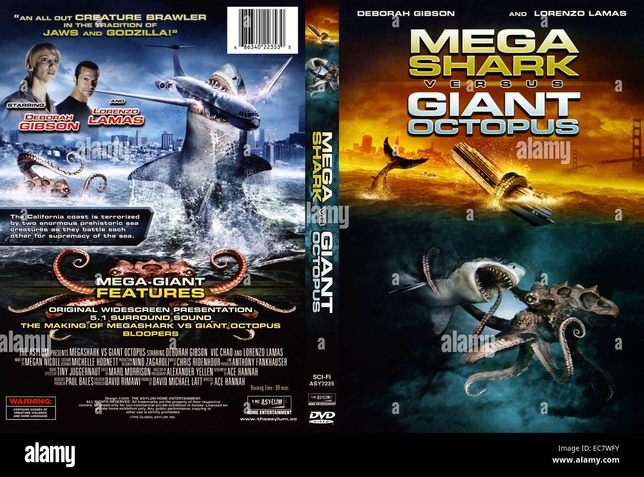 Mega Shark Versus Giant Octopus est un film de monstre par l'asile, 2009, parution aux États-Unis. réalisé par Ace Hannah et stars singer Deborah Gibson et l'acteur Lorenzo Lamas. Le film est à propos de la chasse pour deux monstres marins préhistoriques provoquant le chaos et le carnage en mer. Banque D'Images