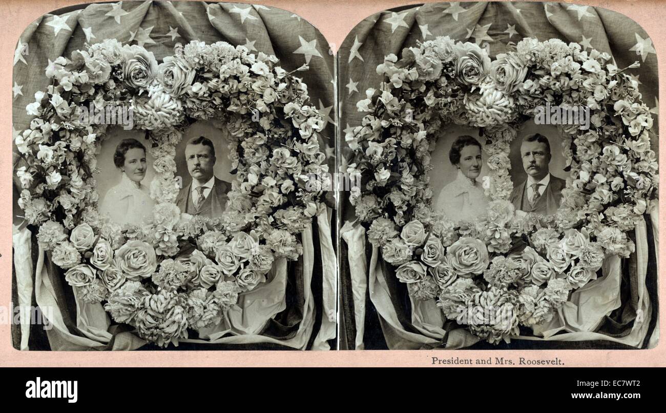 Photo commémorative de Theodore Roosevelt et sa femme décoré d'une gerbe de fleurs en forme de coeur 1902 Banque D'Images