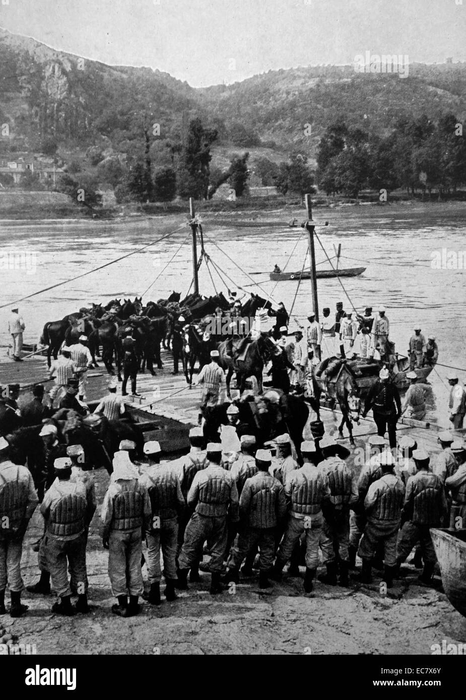 Les ingénieurs militaires français préparer le transfert et les chevaux de cavalerie à travers une rivière dans le nord de la France ; pendant la première guerre mondiale 1916. Les soldats portent des gilets ou vestes Banque D'Images