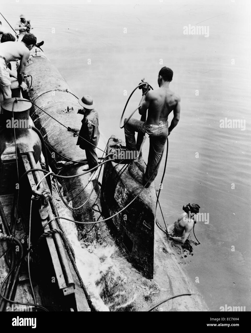 L'équipage du remorqueur de la Marine américaine Ortolan fixer midget sous-marin japonais au côté de leur navire en 1917. La première guerre mondiale Banque D'Images