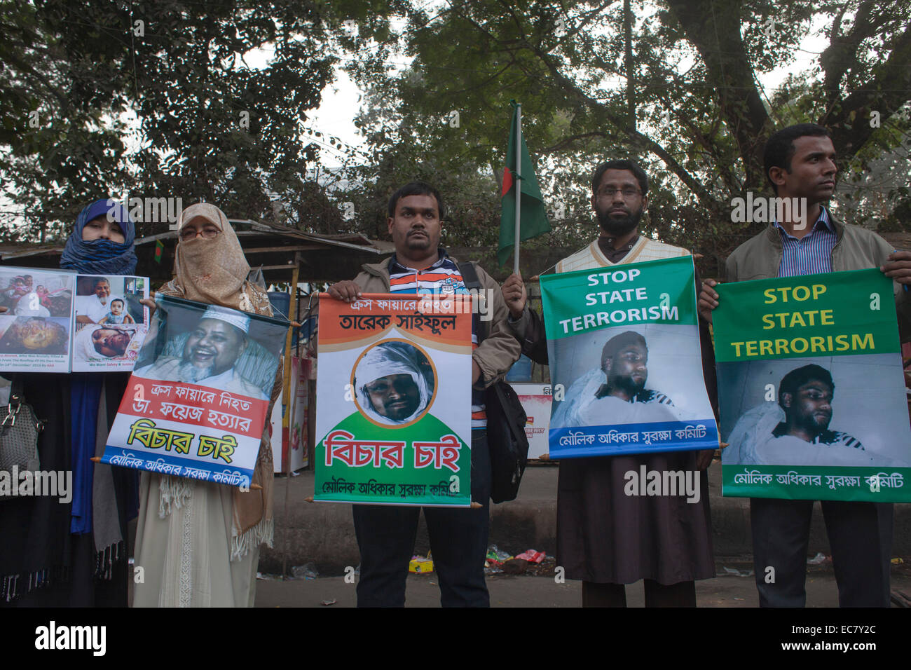 Dhaka, Bangladesh. 10 Décembre, 2014. Famiy membres ont fait une chaîne humaine tenant des photos de leurs proches disparus durant la célébration de la Journée internationale des droits de l'homme à Dhaka. Selon l'organisation de défense des droits de l'humains Odhikar a déclaré que 150 personnes, pour la plupart de milieux politiques, a été victime d'une disparition forcée entre janvier 2009 et août 2014. Zakir Hossain Chowdhury Crédit : zakir/Alamy Live News Banque D'Images