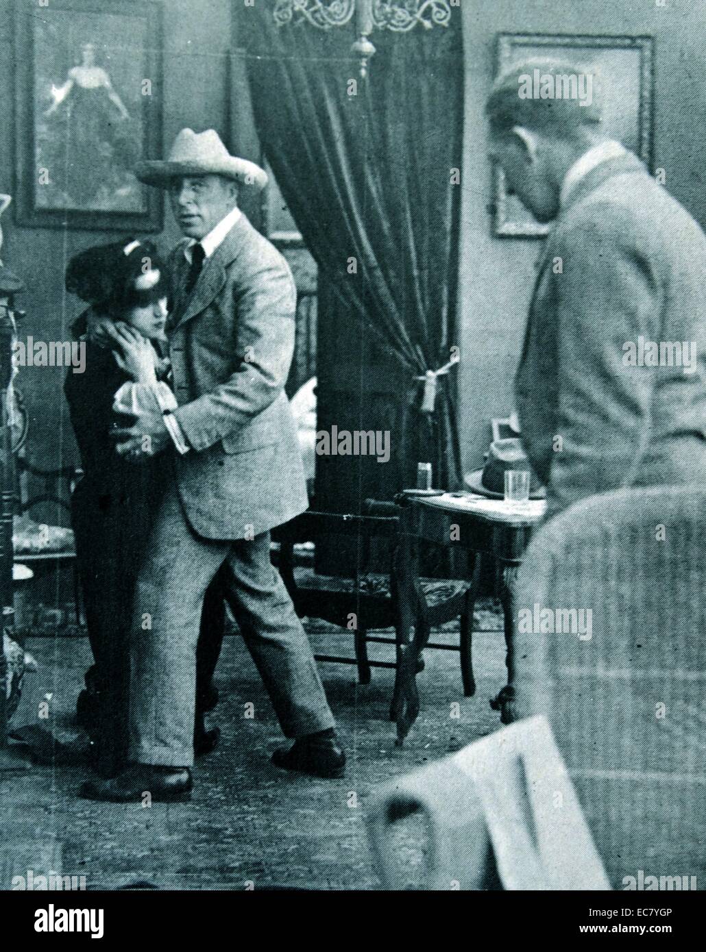 D.W. Griffith démontre à Walter Long la manière correcte d'étrangler Miriam Cooper. L'intolérance qui y est associée (1916) Banque D'Images