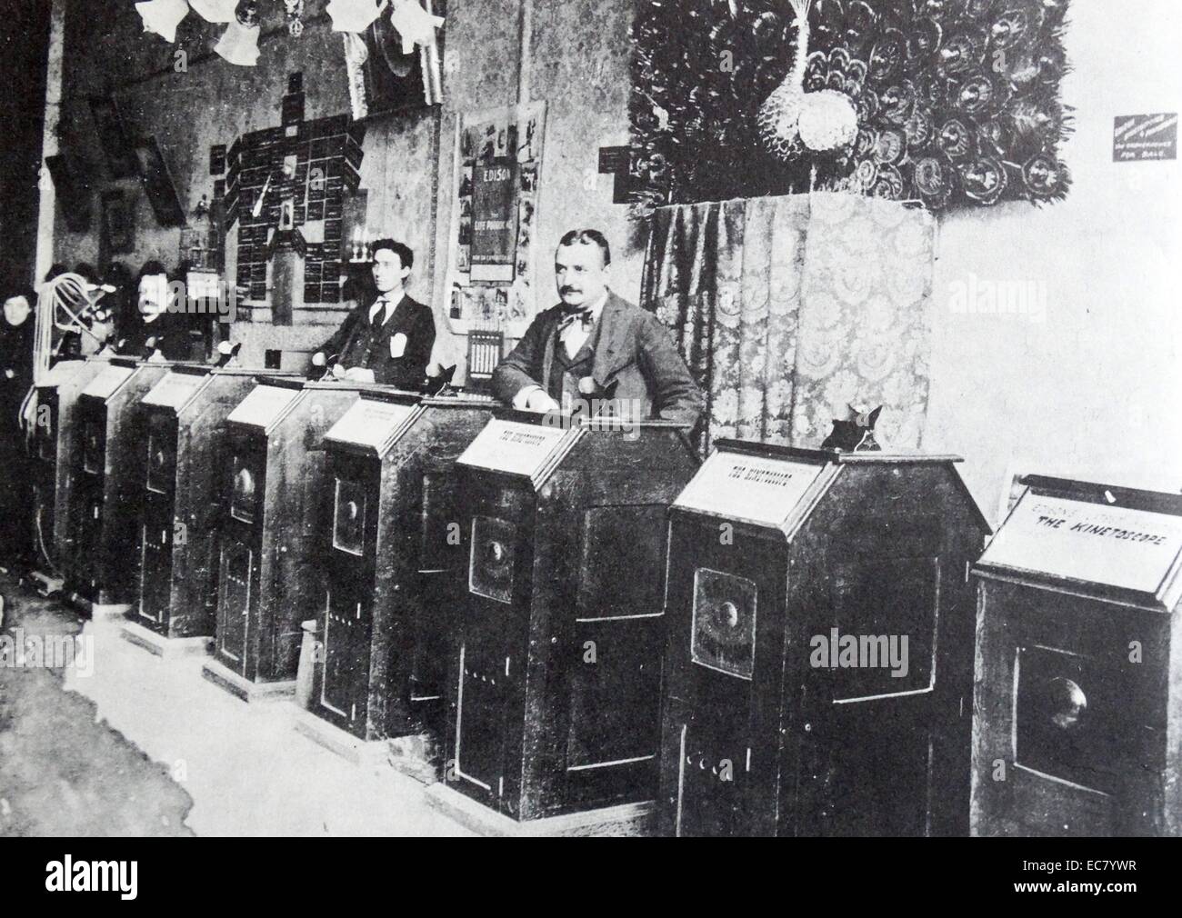 Le Kinétoscope Arcade, San Francisco, c. 1899. Penny Arcade pendant un moment aussi kinetophones «' qui permet au spectateur d'entendre la musique ou effets 'SOUND'. Banque D'Images
