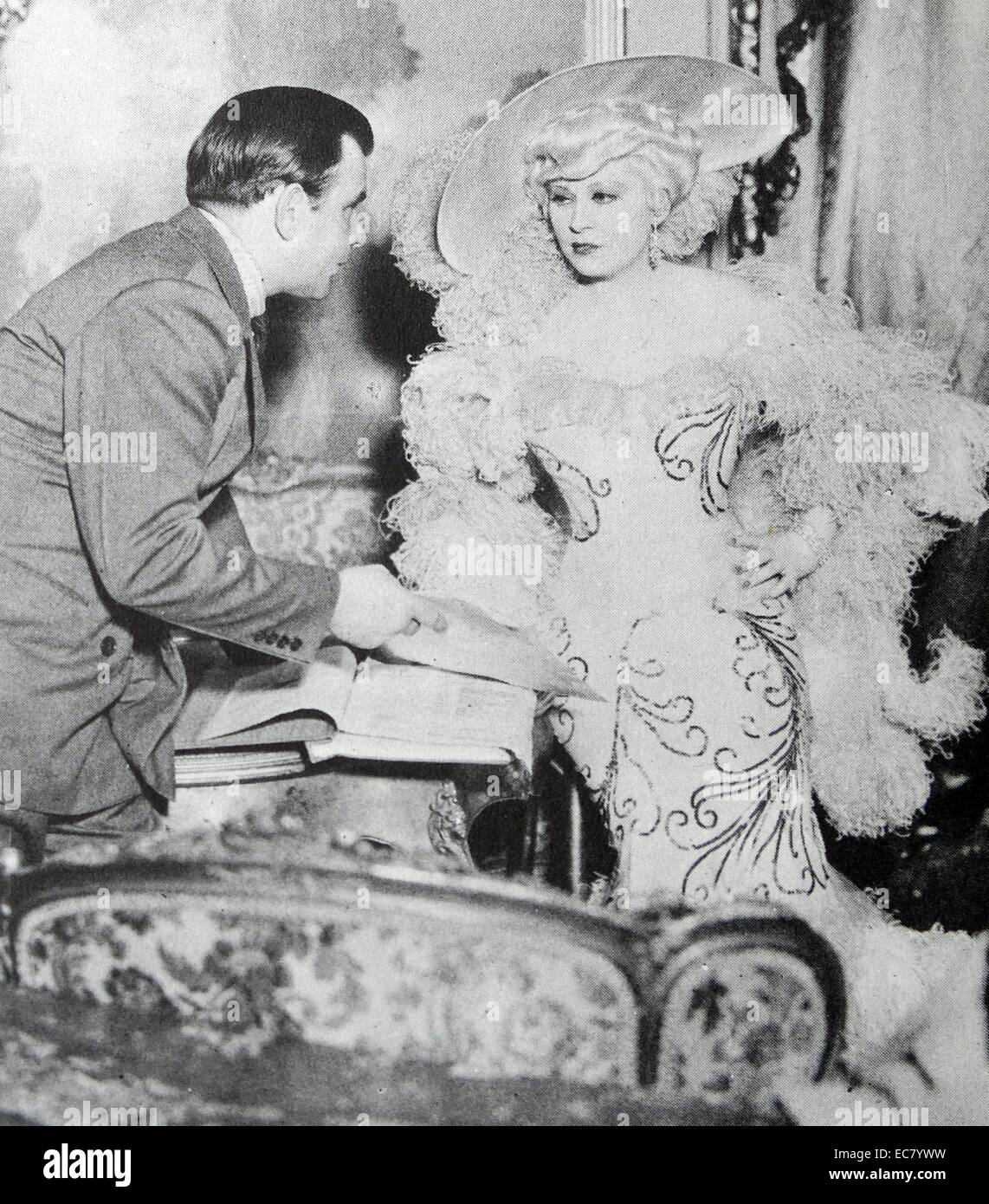 Ouest de Mae et assistant de production Boris Petroff parler de "shooting script'.Je ne suis pas un ange (1933) est le troisième Mae West motion picture. Banque D'Images