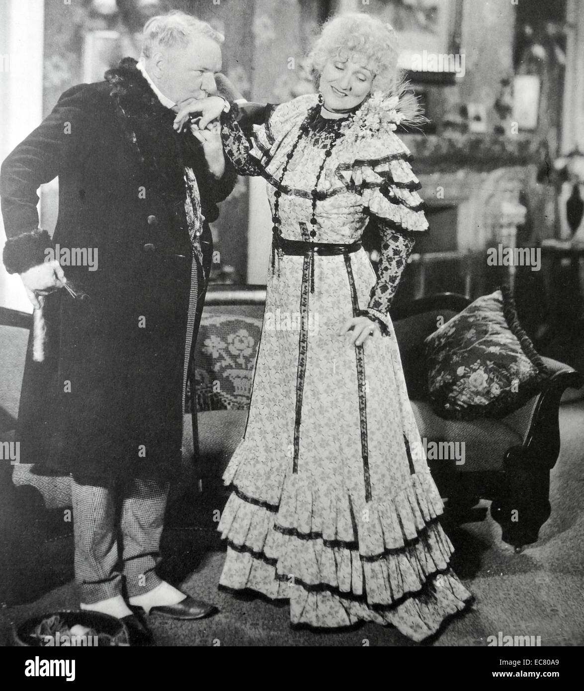 L'ancienne manière, 1934. L'amour courtois de décisions à une dame disgracieuse était un WC Fields spécialité. Banque D'Images