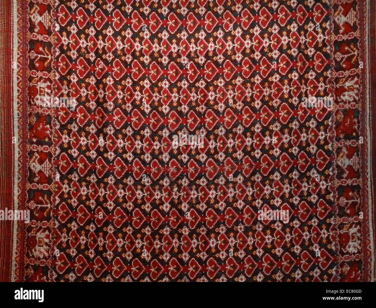 Tissu de soie (Patolu) du Gujarat, en Inde. Daté de 1800 il est teint avec des couleurs riches de rouge Banque D'Images
