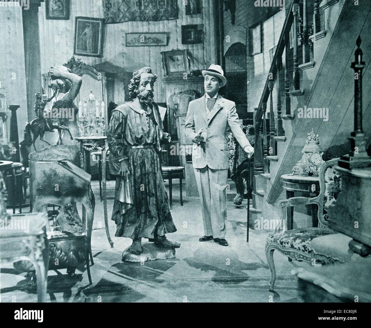 Monsieur Verdoux, 1947. Charles Chaplin pénétrant dans son 'comédie de meurtre". Banque D'Images