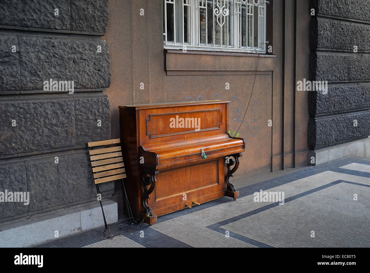 République tchèque, Prague. Un piano, sous le porche de la Faculté de Philosophie de l'Université de Prague. Banque D'Images
