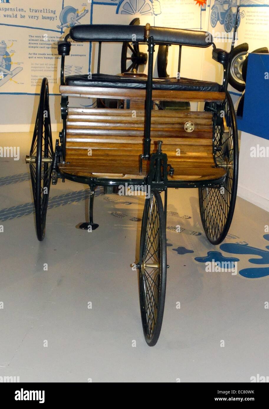Réplique de la première voiture à moteur qui a été construit en 1886 par Karl Benz à Mannheim, Allemagne. Il était propulsé par un moteur à un seul cylindre sous la rue. Banque D'Images
