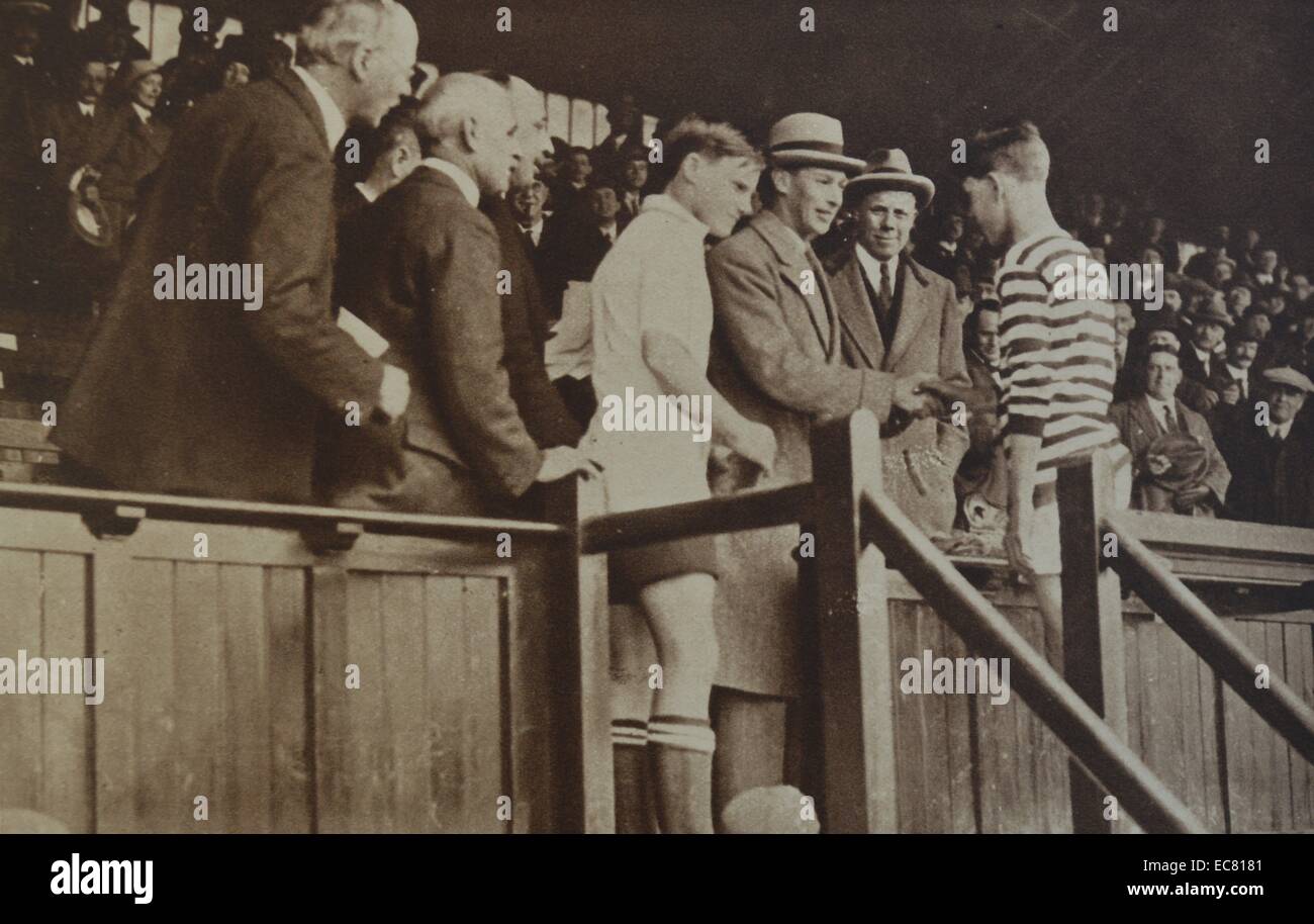 Le duc d'York, futur roi George VI est montré assistant à un match de football entre l'anglais et écossais des écoliers à Stamford Bridge. Banque D'Images
