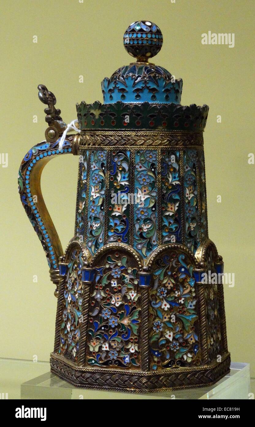 Argent doré tankard potable russes de Moscou 1898. Le bâtiment est décoré avec le cloisonné et émail et faite par Pavel Ovhinnikov Banque D'Images