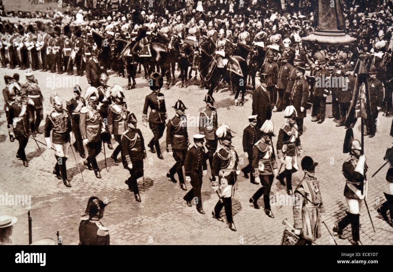 Funérailles du roi Édouard VII, George V est montré à marcher avec l'empereur Guillaume II et le duc de Connaught. Marchant derrière eux est Prince Albert, avec son frère aîné le prince Édouard VIII. Banque D'Images