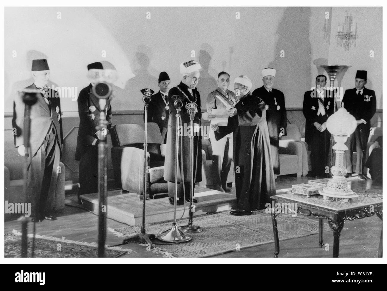 Couronnement du Roi Abdullah de Jordanie (trans-Jordanie) ; à Amman le 25 mai 1946. Cheikh ; remettre le roi Abdallah le couronnement proclamation Banque D'Images