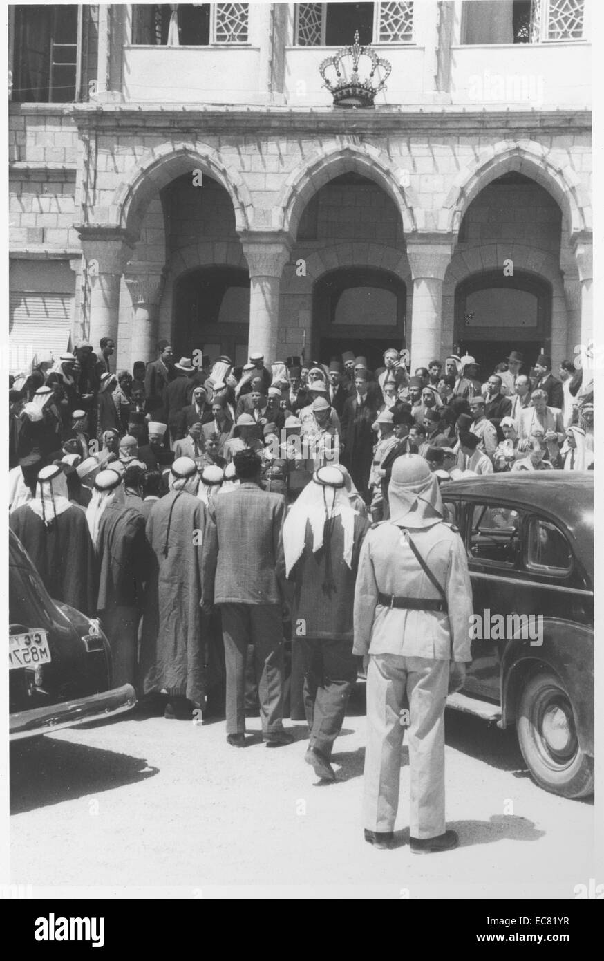 Des couronnement du Roi Abdullah à Amman. Les foules au palace en attente de retour du roi de la mosquée' à Amman le 25 mai 1946. Banque D'Images