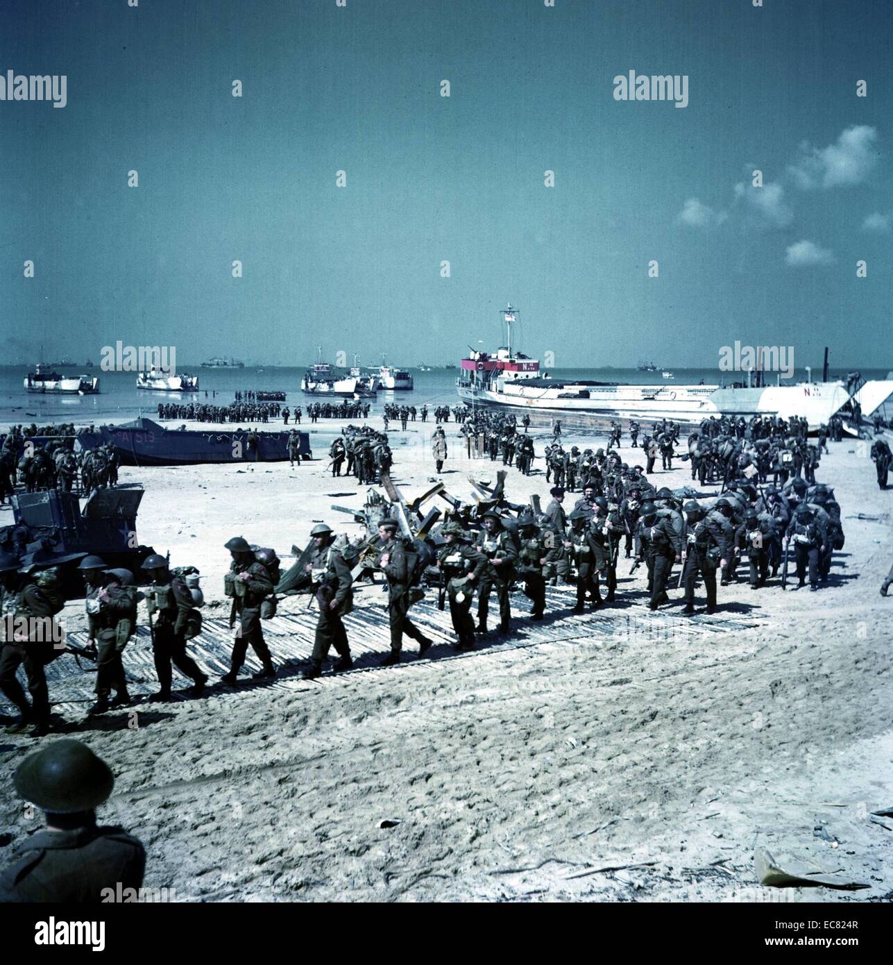 Les soldats canadiens déployés à Juno Beach, en Normandie. Cette image a été prise après le premier débarquement. Datée de 1944. Banque D'Images