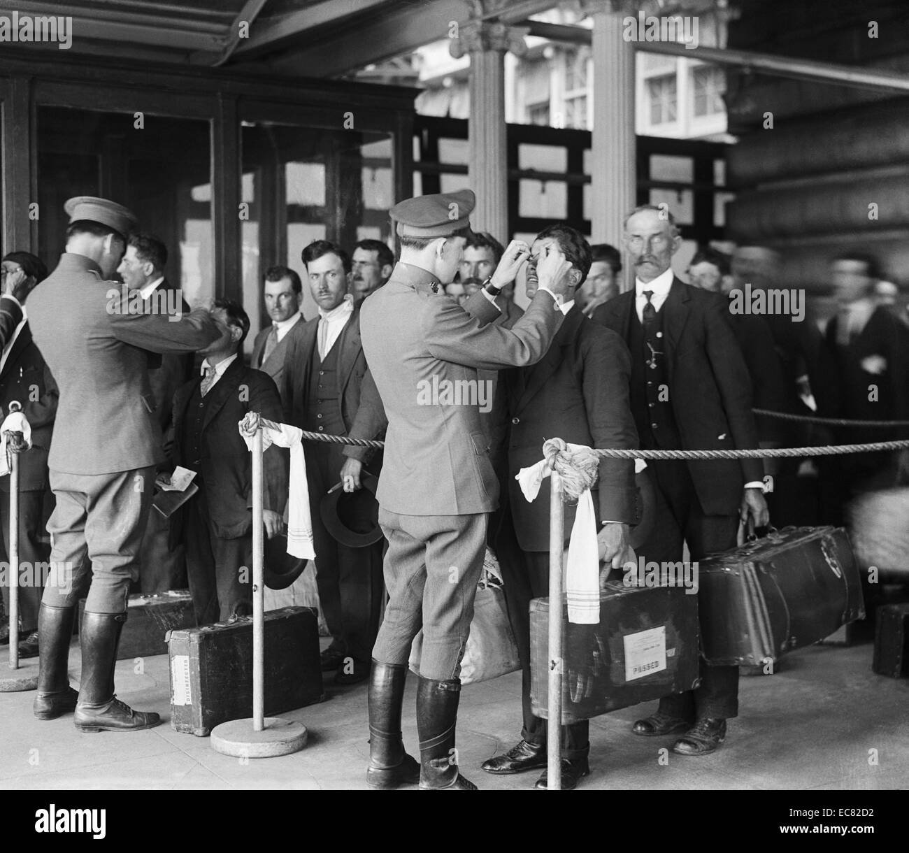 Image représente un lieu d'inspection de la santé pour les nouveaux immigrants d'entrer aux États-Unis. Photographie prise à Ellis Island, New York, 1920. Banque D'Images