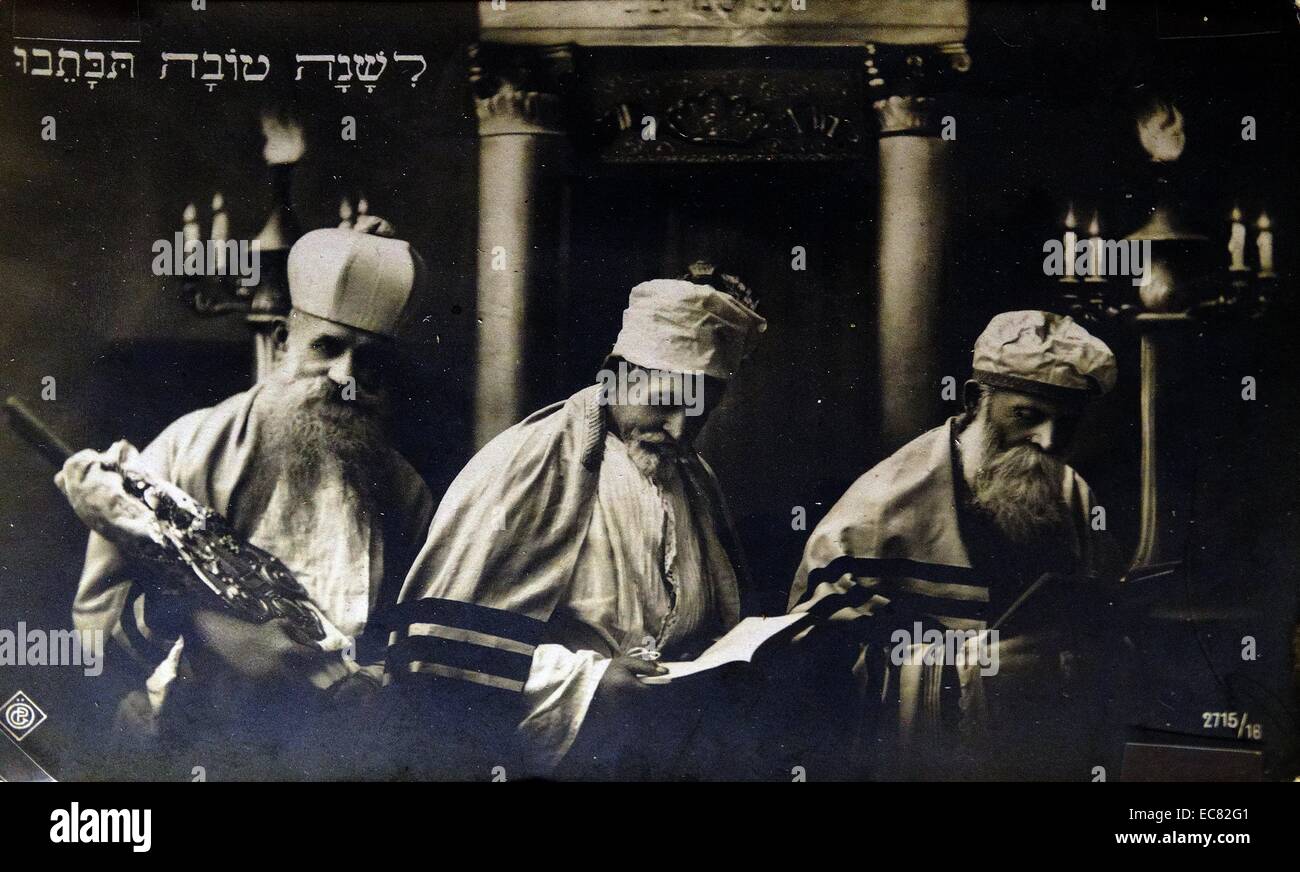 Carte de Nouvel An néerlandais c1910. La carte montre trois rabbins dans une synagogue, vêtu du costume traditionnel châles de prière (tallit) c 1915. Banque D'Images