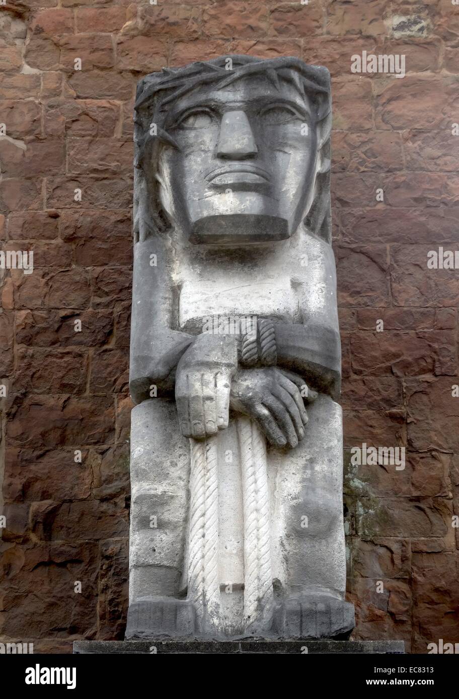 Ecce Homo, 1935 sculpture dans les ruines de la cathédrale de Coventry, par Jacob Epstein. Le Christ avant de Ponce Pilate Banque D'Images Ecce Homo, 1935 sculpture dans les ruines de la cathédrale de Coventry, par Jacob Epstein. Le Christ avant de Ponce Pilate Banque D'Images