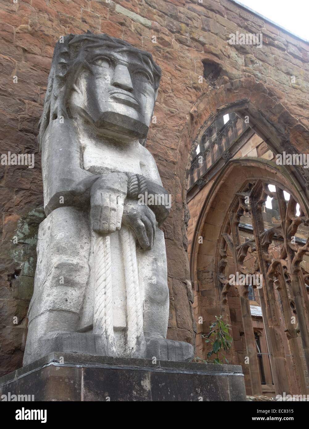Ecce Homo, 1935 sculpture dans les ruines de la cathédrale de Coventry, par Jacob Epstein. Le Christ avant de Ponce Pilate Banque D'Images Ecce Homo, 1935 sculpture dans les ruines de la cathédrale de Coventry, par Jacob Epstein. Le Christ avant de Ponce Pilate Banque D'Images