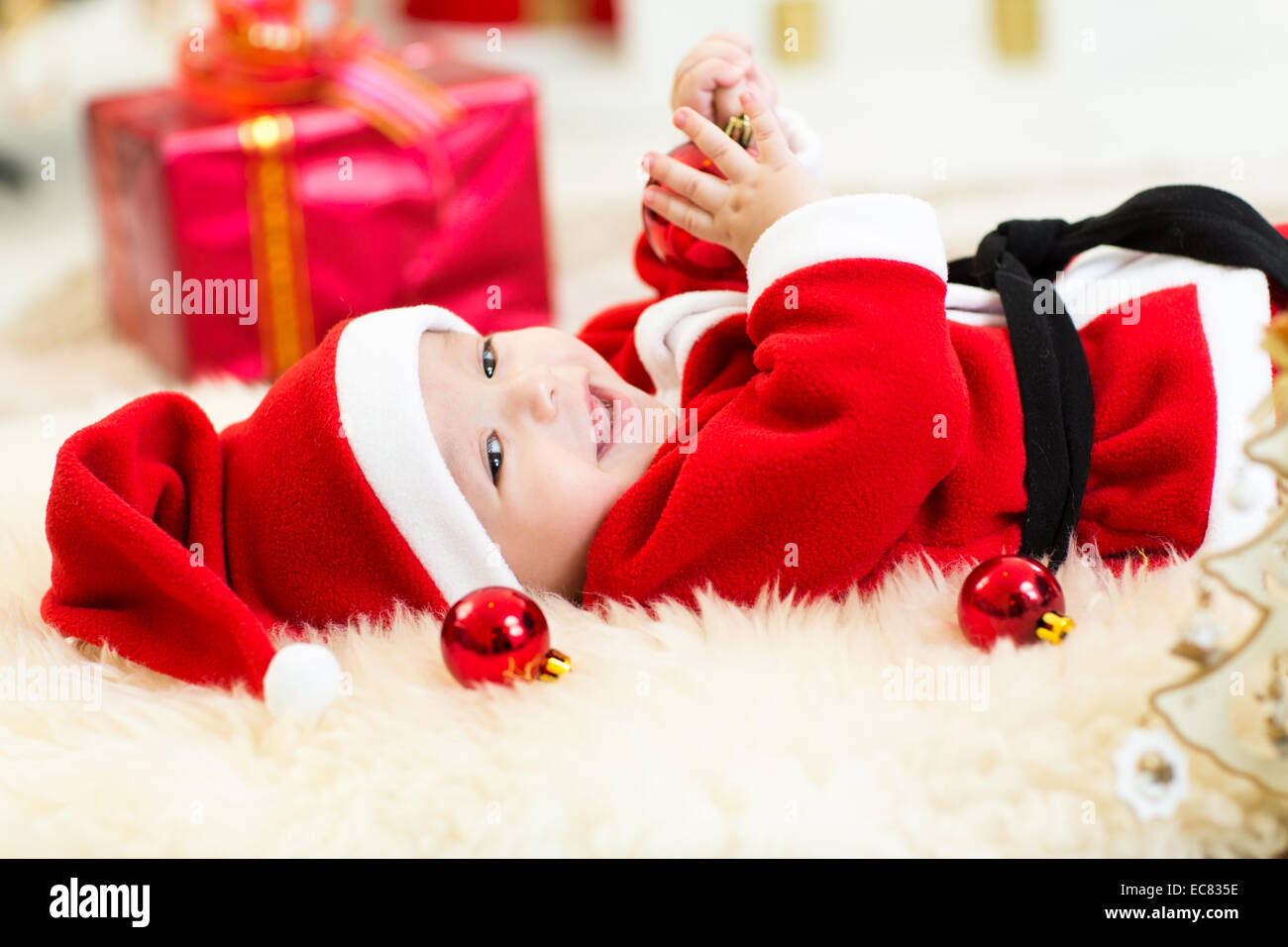 Mignon Bébé garçon vêtements Noël portée couchée sur fur Banque D'Images
