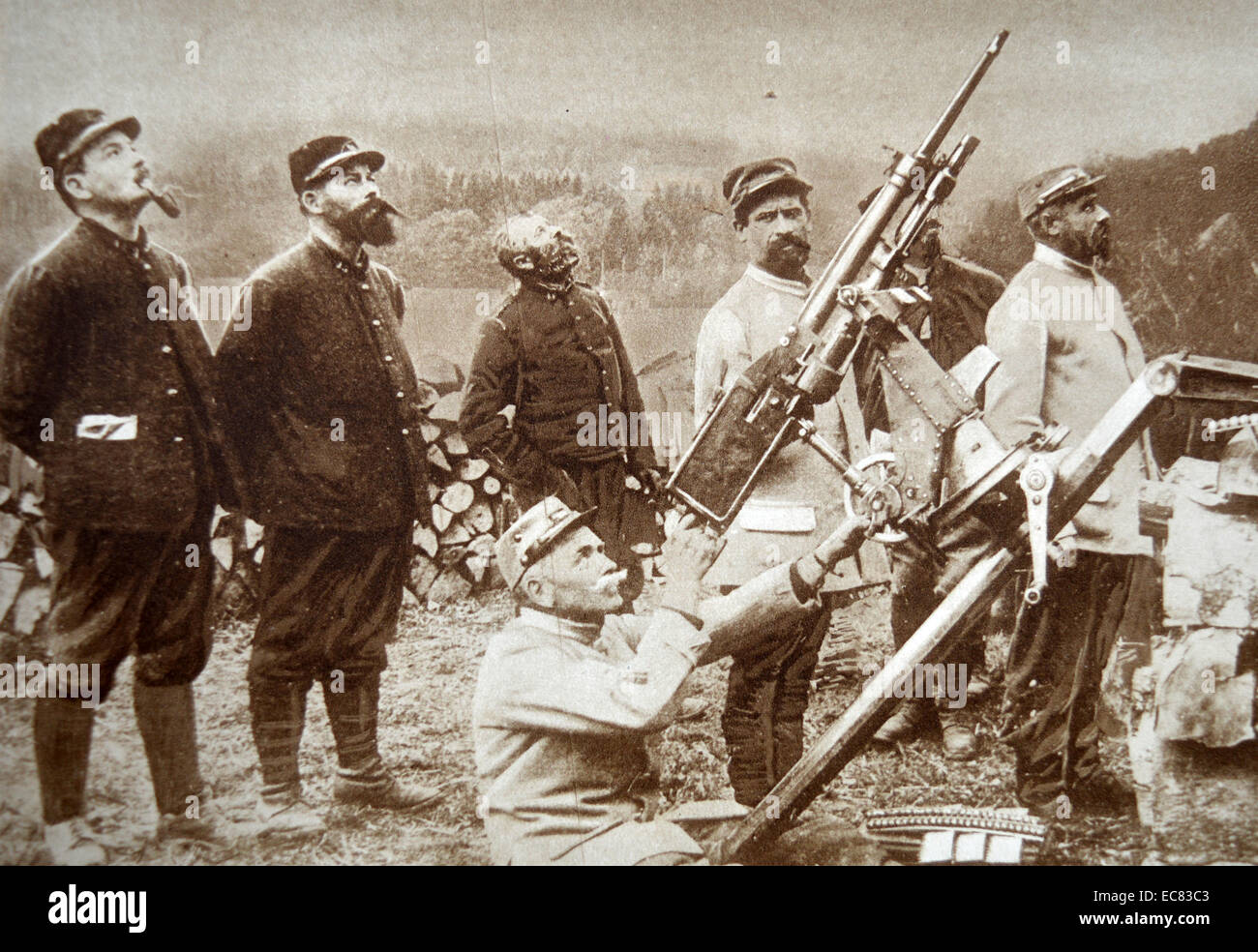 Photographie d'artilleurs anti-aérien français dans position d'artillerie. Datée 1917 Banque D'Images