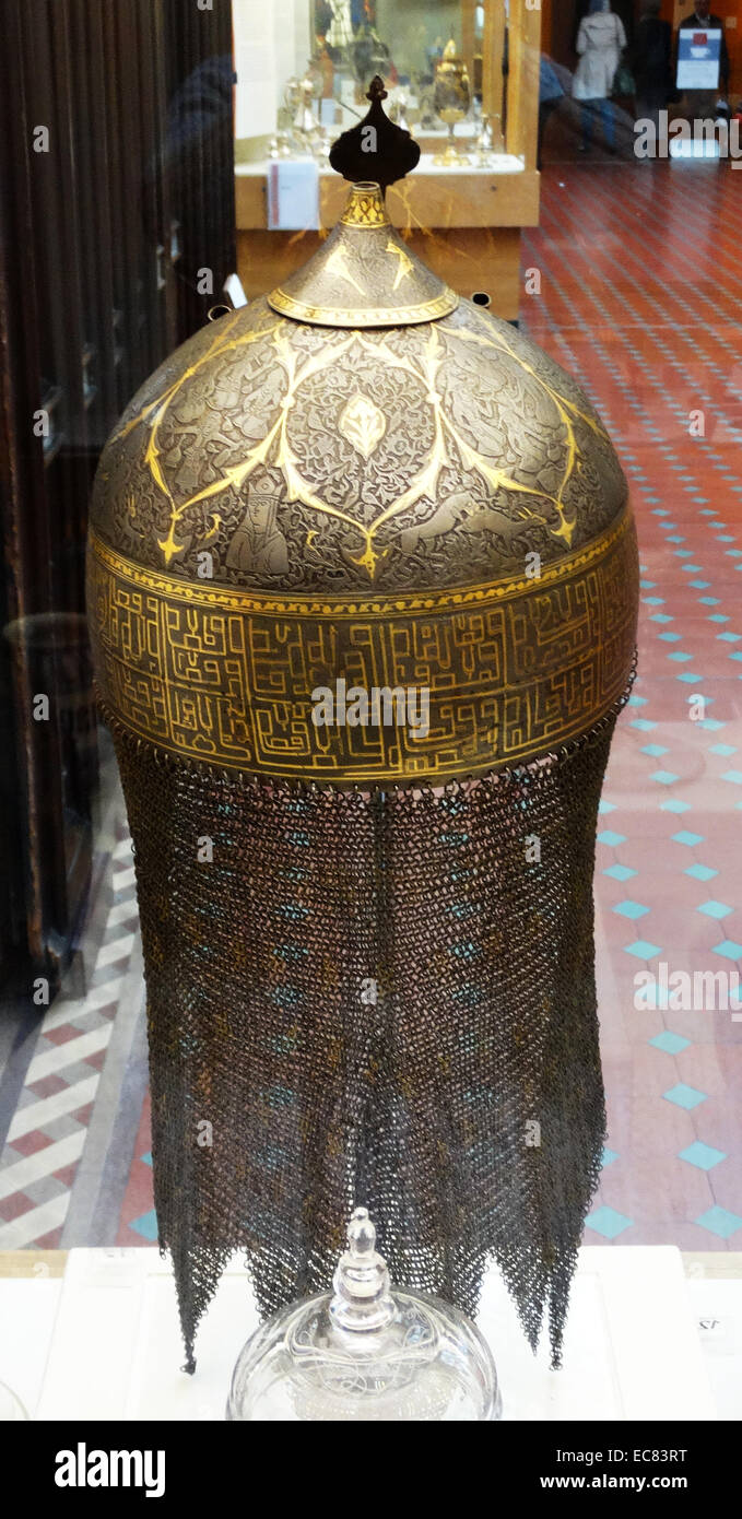 Casque ; Iran ; 1750 ; Damasquinée : fer à repasser ciselé et incrusté de  fils d'or. La frontière de texte arabe sur ce casque peut être une citation  du Coran de