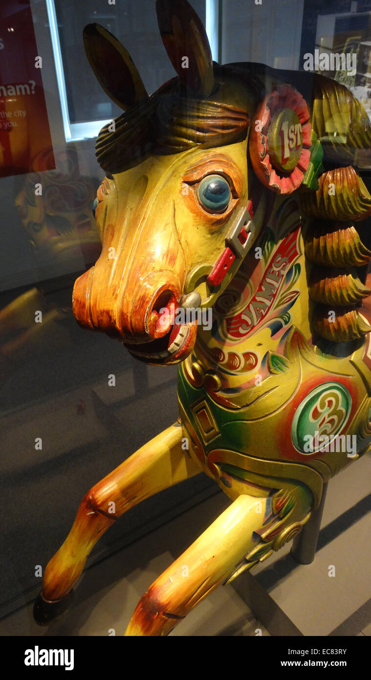 Bob Wilson's fête foraine. Emily Wilson est directeur de Bob Wilson's fête foraine. Les Wilson sont une famille basée à Hay Mills. Chaque année, le carrousel est une caractéristique centrale du marché de Noël à Birmingham. 'James le carrousel cheval est sculpté dans le bois et peint à la main. Banque D'Images