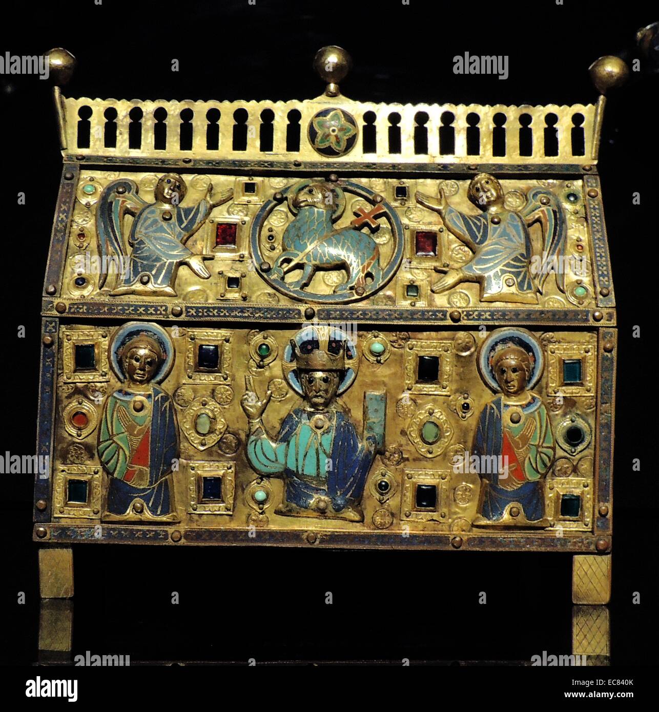 Reliquaire décoré de la figure du Christ et des Anges. Limoges, 13e siècle cuivre doré, émail et verre Banque D'Images