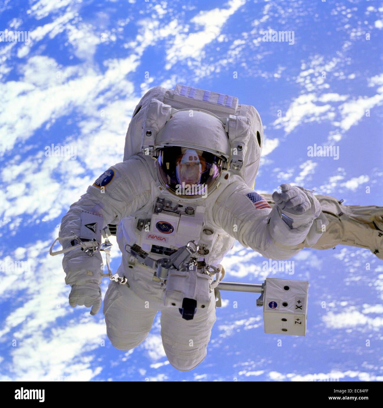 Photo de Michael L. Gernhardt (1956-), astronaute de la NASA et gestionnaire de laboratoire de physiologie de l'environnement, dans l'espace au cours de la mission STS 69. Datée 1995 Banque D'Images