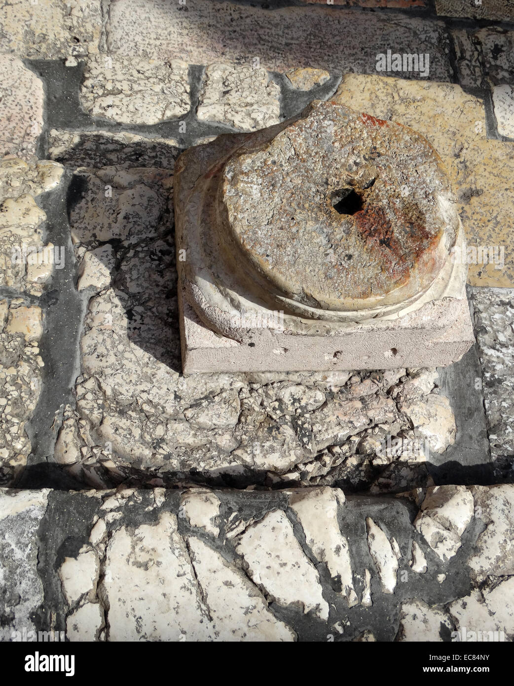 Base d'une colonne dans l'église du Saint-Sépulcre. L'église du Saint-Sépulcre à Jérusalem est identifié comme le lieu de la crucifixion et le tombeau de Jésus de Nazareth. Construit à l'origine par la mère de l'empereur Constantin en 330 ; l'église Byzantine d'origine a été détruit par les Perses en l'an 614. Banque D'Images