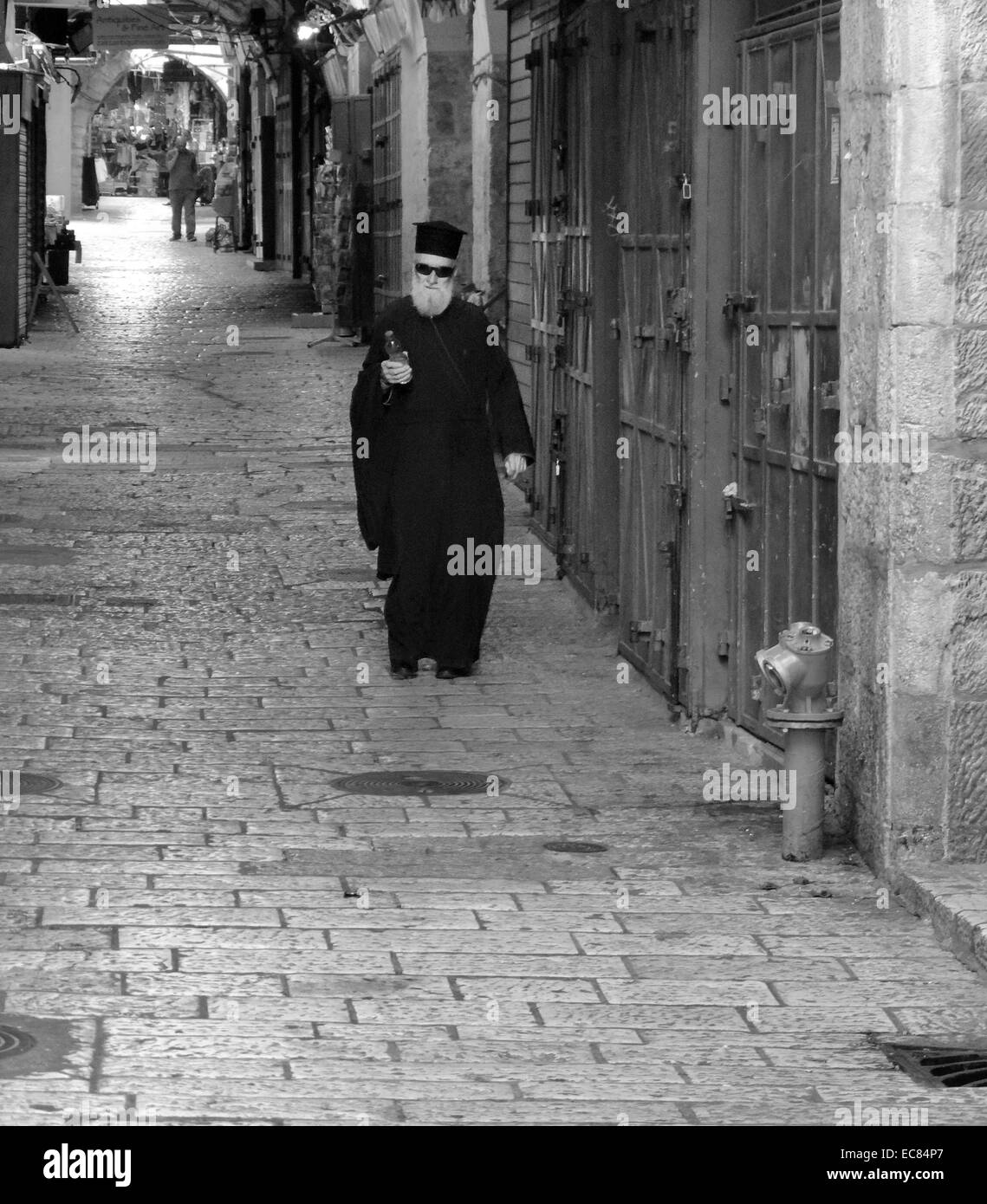 Prêtre grec orthodoxe de promenades à travers la vieille ville de Jérusalem Est, Israël. Banque D'Images