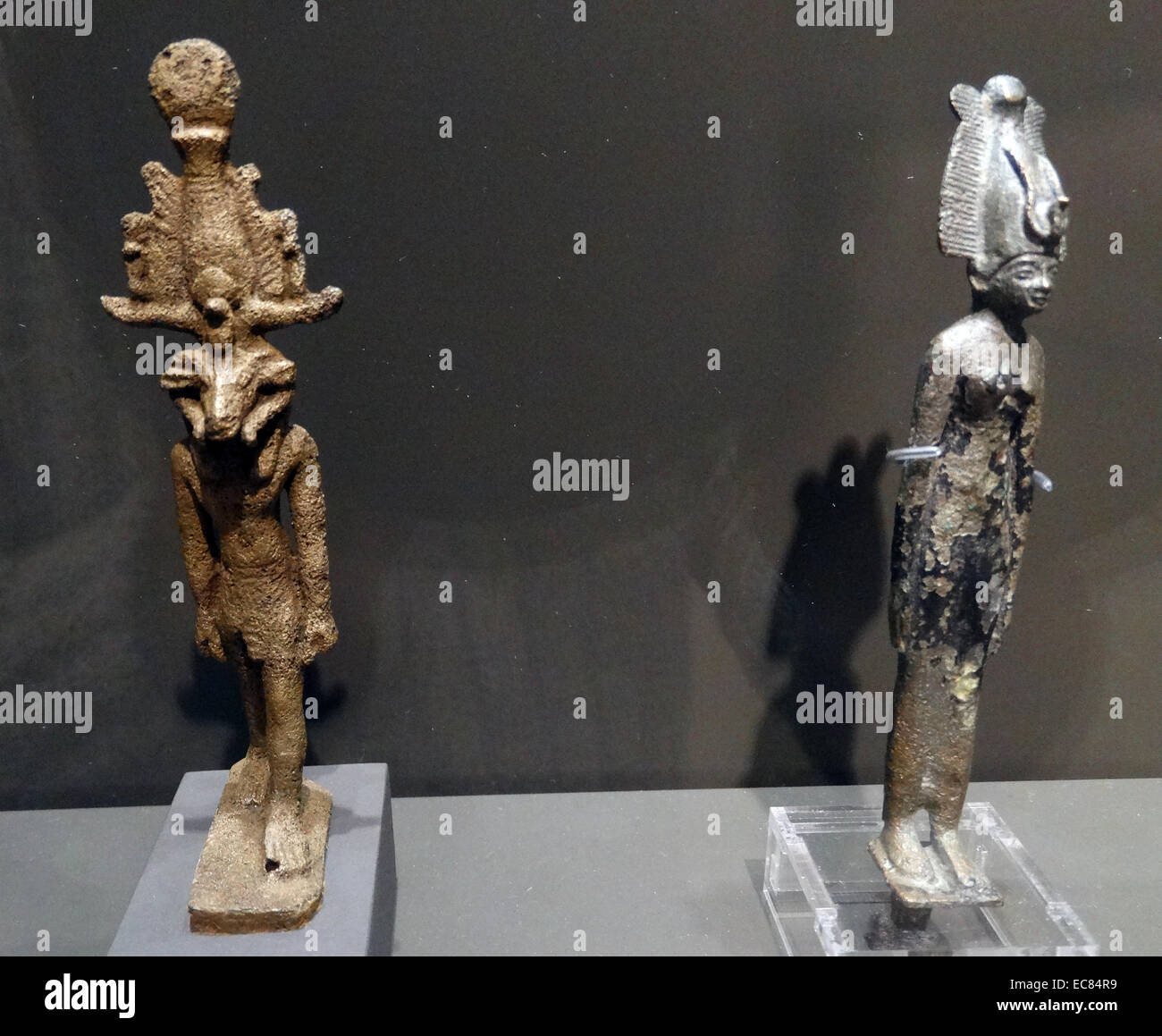 Khnoum dieux de l'Égypte ancienne et Satet. Khnoum (le dieu à la tête de ram) est l'une des premières divinités égyptiennes à l'origine ; le dieu de la source du Nil. Satet (Satis) était la déification de l'inondation du Nil. Son culte est originaire de l'ancienne ville d'Swenet ; maintenant appelé Aswan Banque D'Images