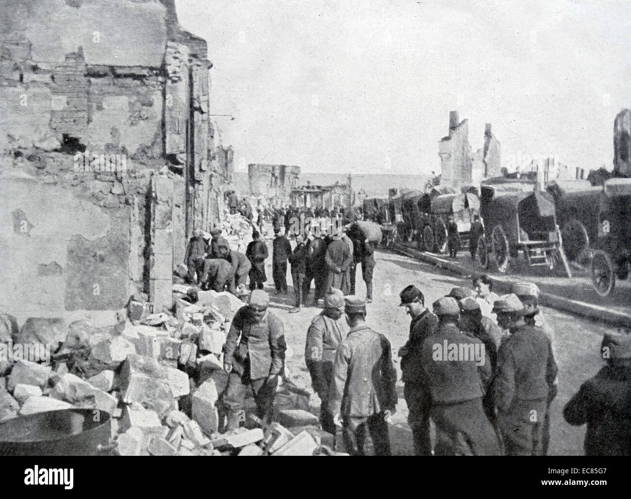 Photographie de prisonniers de guerre allemands aidant à effacer les décombres à Clermont-en-argonne, au nord-est de la France. Datée 1916 Banque D'Images