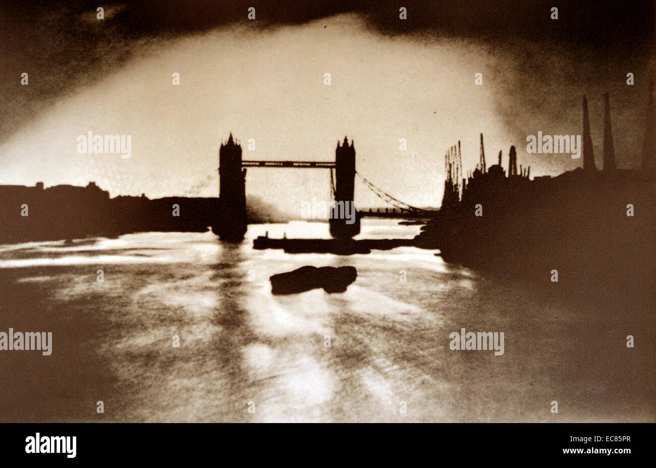 Tower Bridge à Londres photographié pendant le Blitz 1941 Banque D'Images