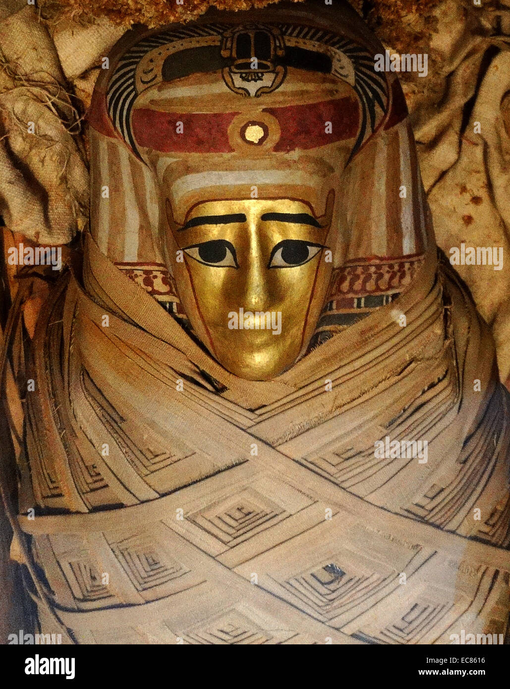 Momie d'un homme avec un masque d'or de la période gréco-romaine 1er siècle de notre ère ; Fayoum Egypte Banque D'Images