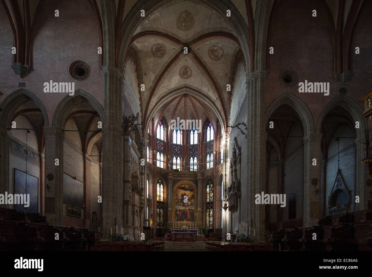 Apse avec peinture de Titien, Basilica di Santa Maria Gloriosa dei Frari, Venise Italie Banque D'Images