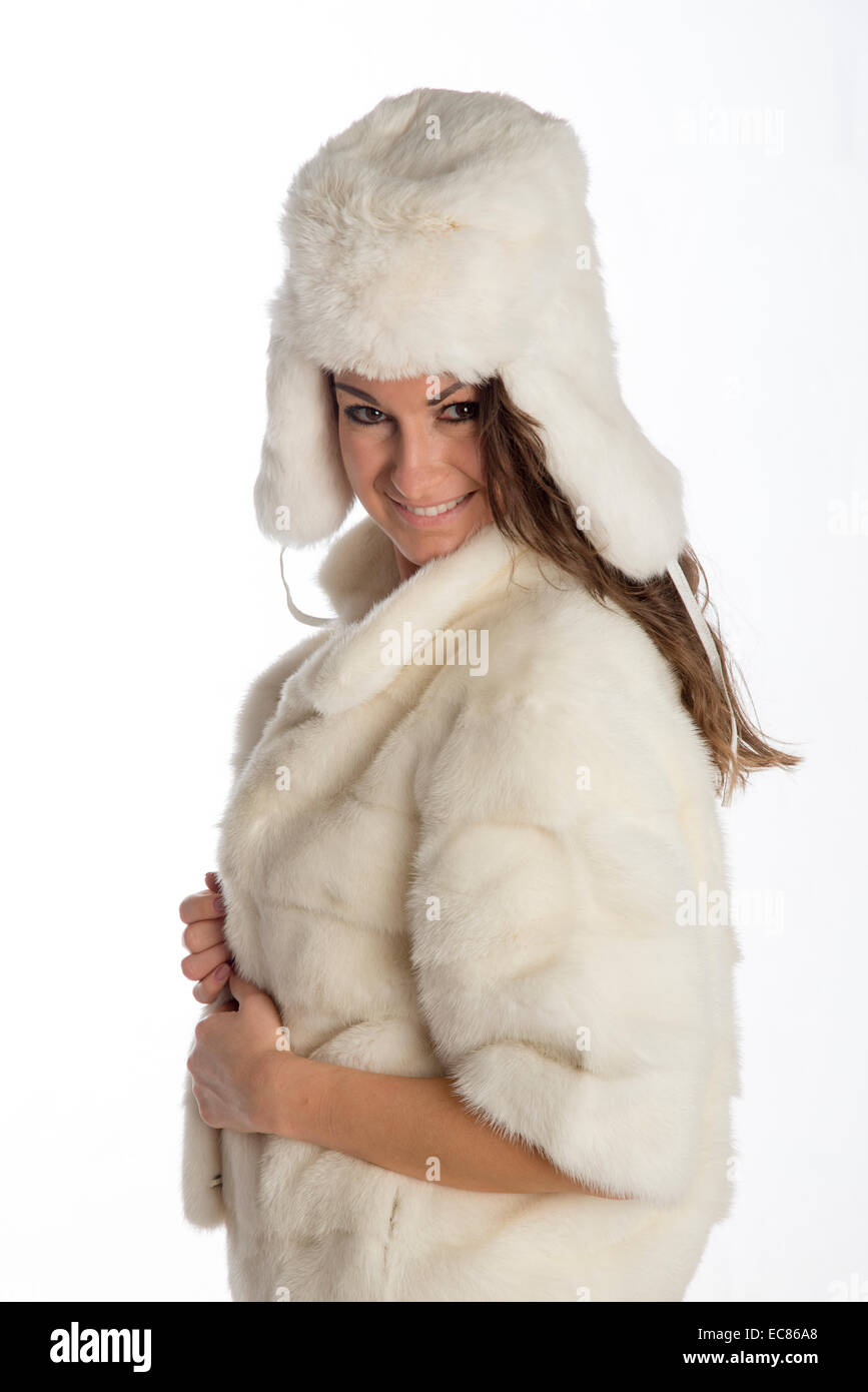 Femme portant un chapeau de fourrure de lapin blanc et un manteau de vison Banque D'Images