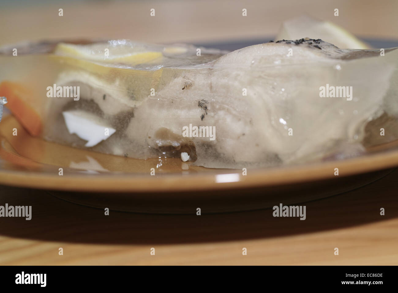 Pêcher le brochet. Dans la cuisine polonaise, sur la table. La préparation de brochet dans la gelée, spécialité de la cuisine polonaise. Banque D'Images