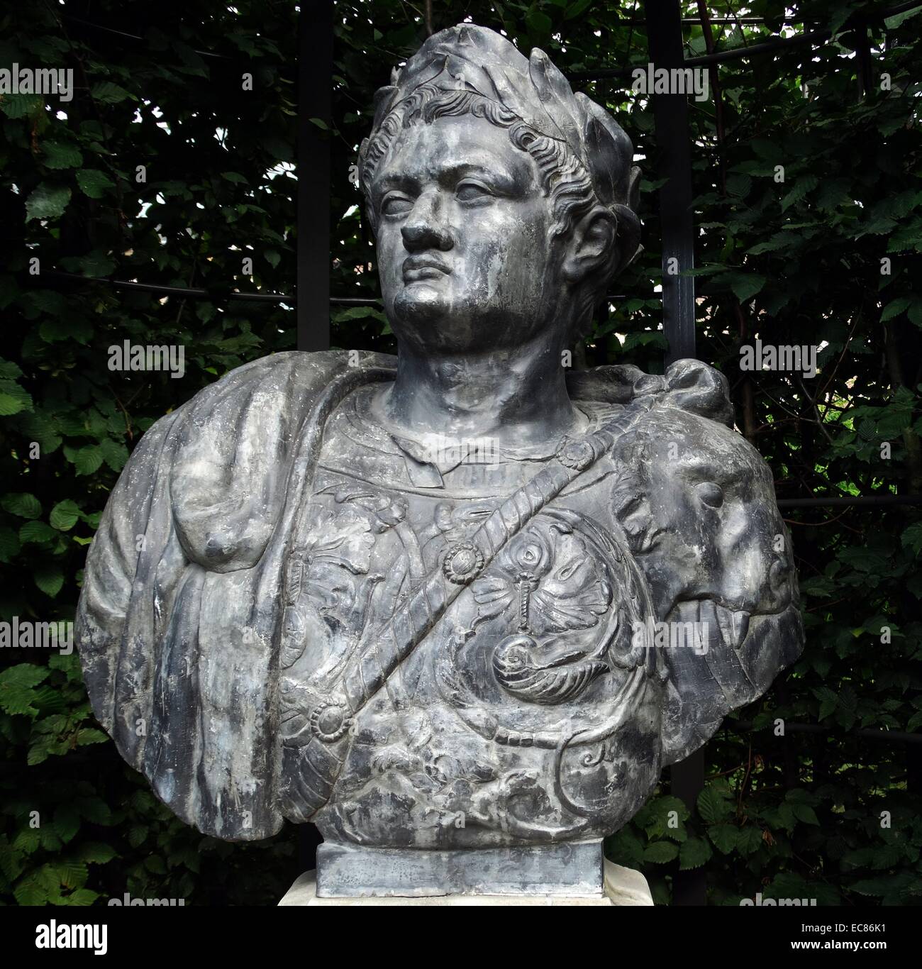 Portrait de plomb de l'empereur romain Titus Flavius Domitien. Créé par Bartholomeus Eggers (1637-1692) sculpteur néerlandais. En date du 17e siècle Banque D'Images