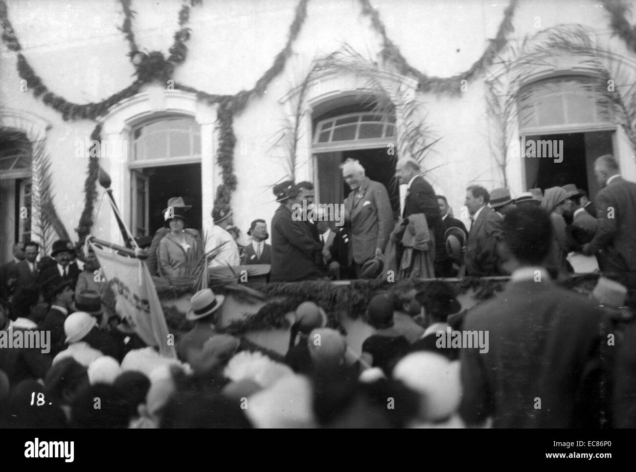 Photographie de la réception de Lord Balfour et Chaim Weizmann au gymnase de Tel Aviv. Datée 1925 Banque D'Images