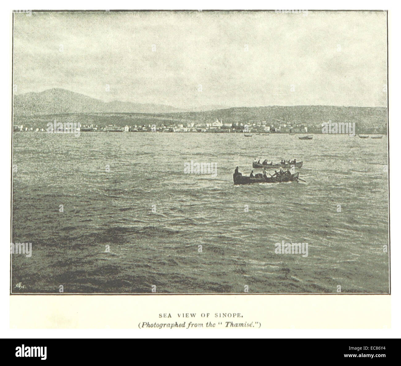 Une illustration de 1893 représentant une vue sur la mer de Sinop, située sur la côte turque de la mer Noire. L'illustration met en évidence le front de mer et les caractéristiques architecturales de la ville. Banque D'Images