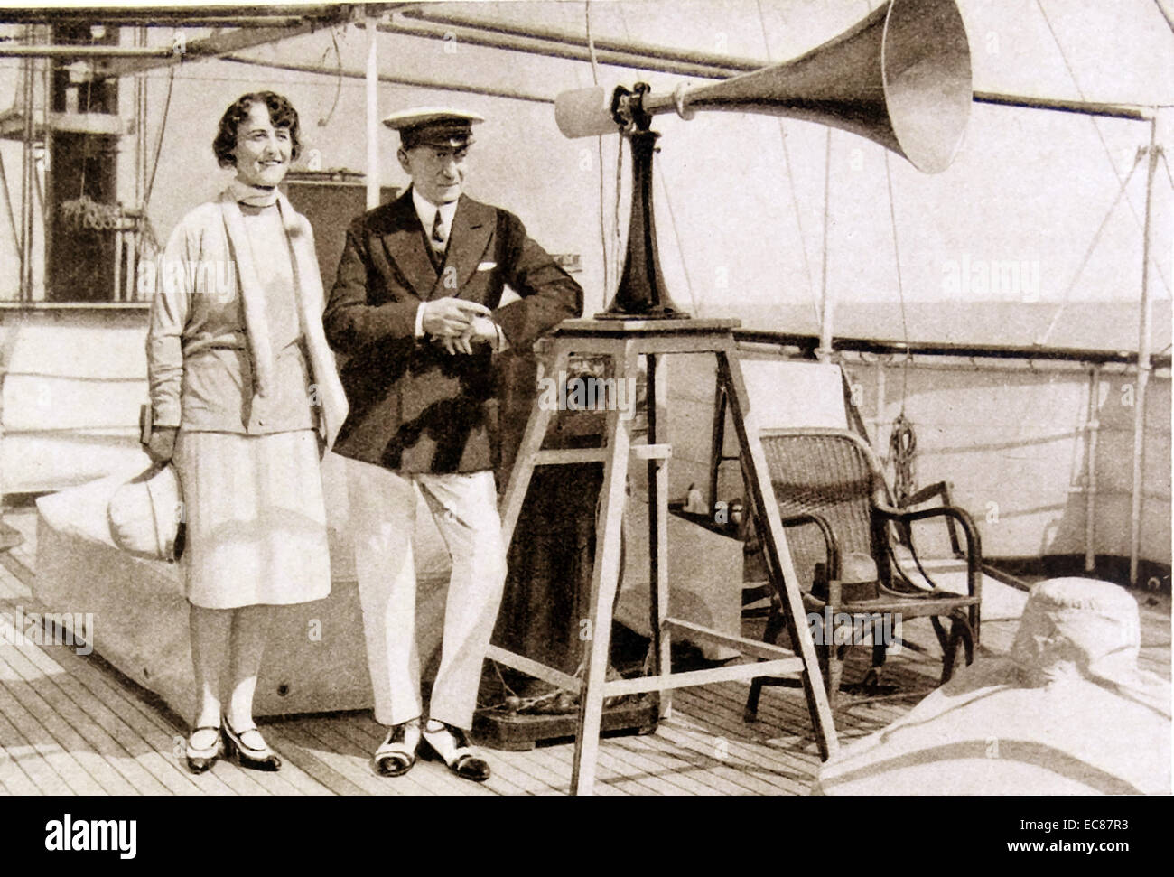 Photographie de Guglielmo Marconi, 1er marquis de Marconi (1874-1937) ingénieur en électricité et inventeur italien avec son épouse à bord de son yatch "Elettra'. Datée 1925 Banque D'Images