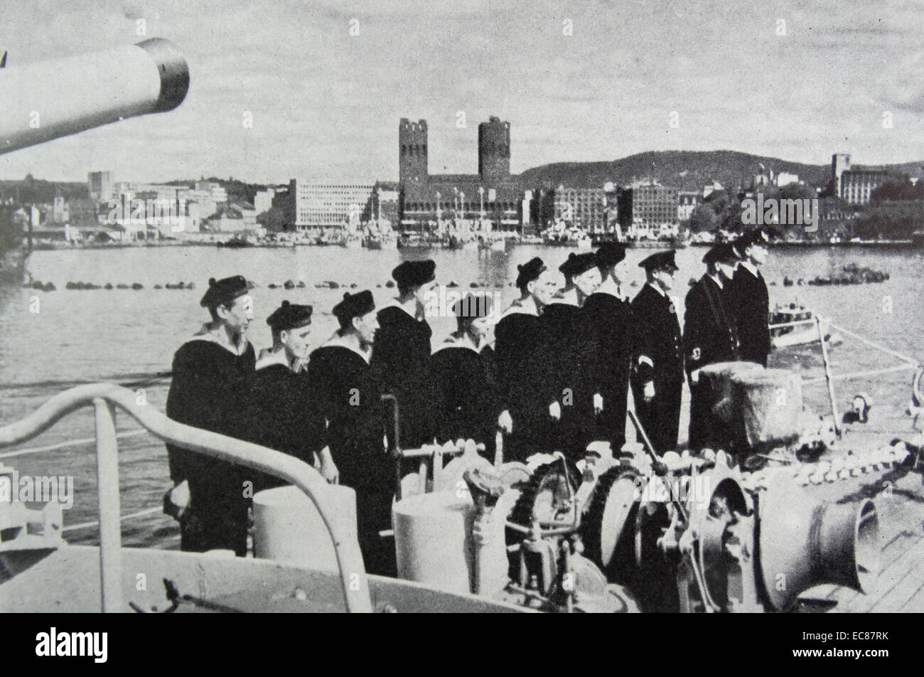 Photographie de la marine norvégienne "destroyer tord' entrant dans le port d'Oslo comme le roi Haakon arrivant en Norvège, après la libération de la Norvège. Datée 1945 Banque D'Images