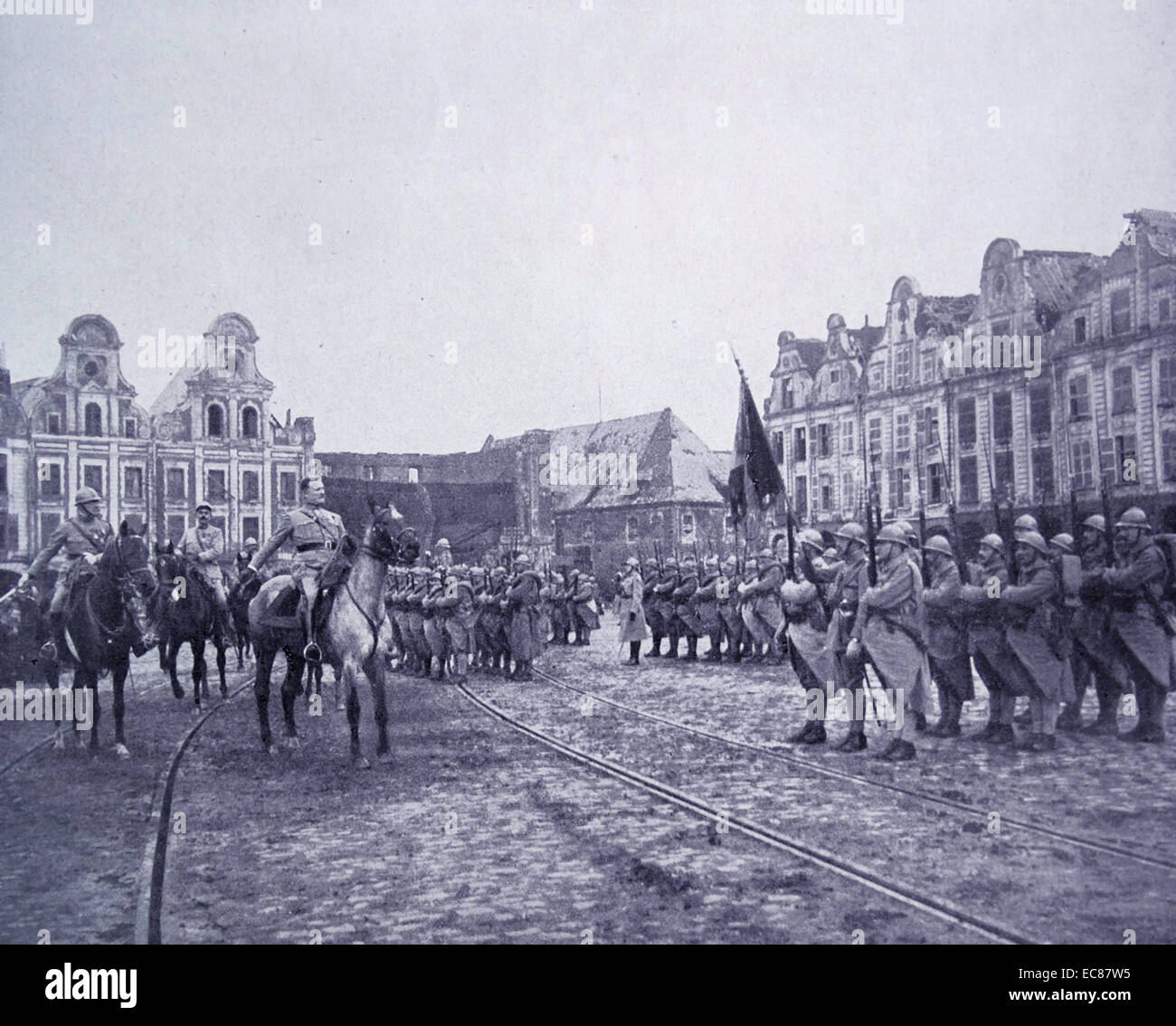Photographie d'une cérémonie de commémoration de la Première Guerre mondiale à Arras en France. Datée 1919 Banque D'Images